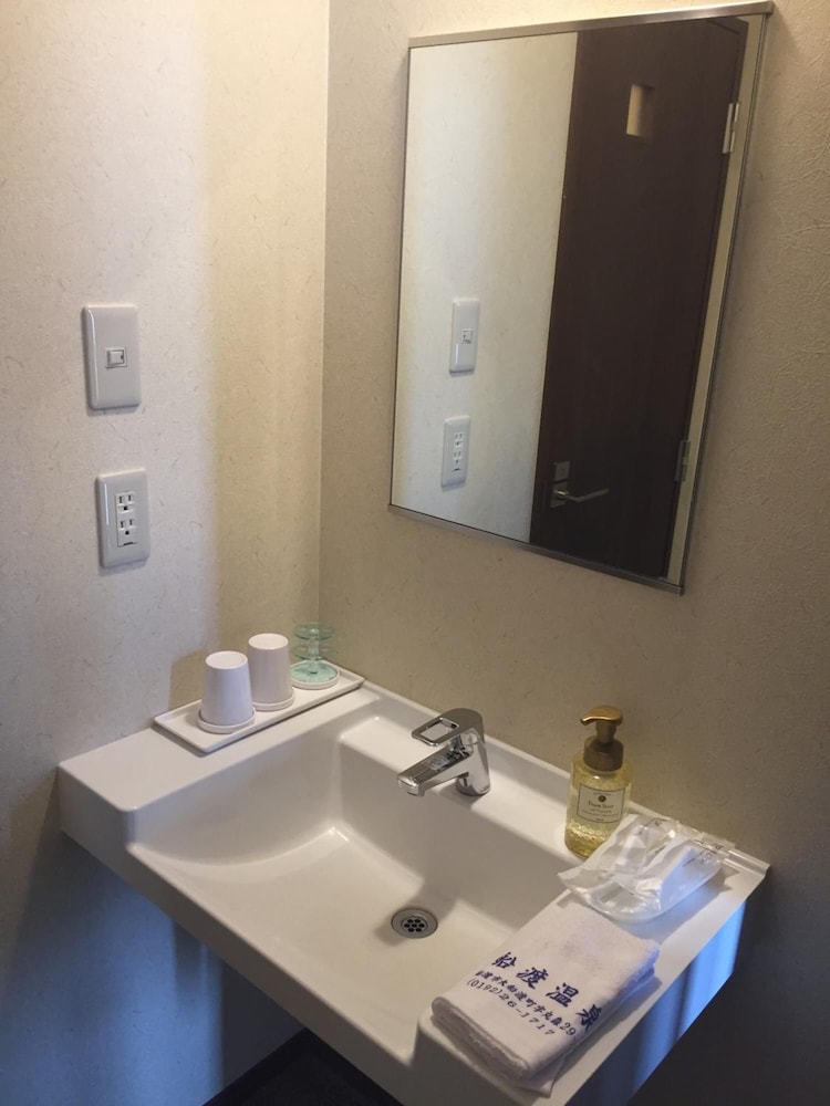 最上階 角部屋 オーシャンビュー［和室8畳］ 【禁煙】 共用バスルーム バスルーム1 | 大船渡温泉