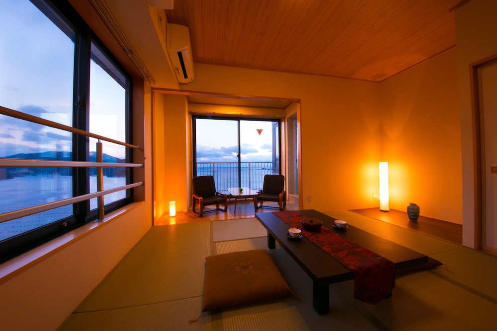 最上階 角部屋 オーシャンビュー［和室8畳］ 【禁煙】 共用バスルーム 客室2 | 大船渡温泉