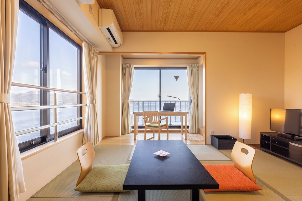 最上階 角部屋 オーシャンビュー［和室8畳］ 【禁煙】 共用バスルーム | 大船渡温泉
