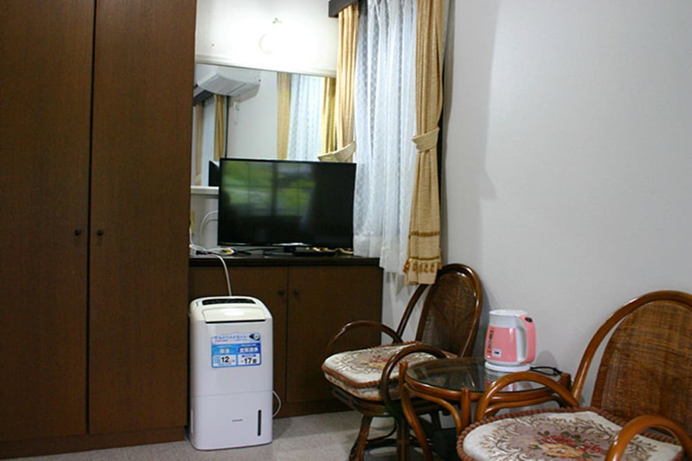 ビジネス ダブルまたはツインルーム シングルベッド 2 台 禁煙 ガーデンビュー 客室2 | ペンション マリエ