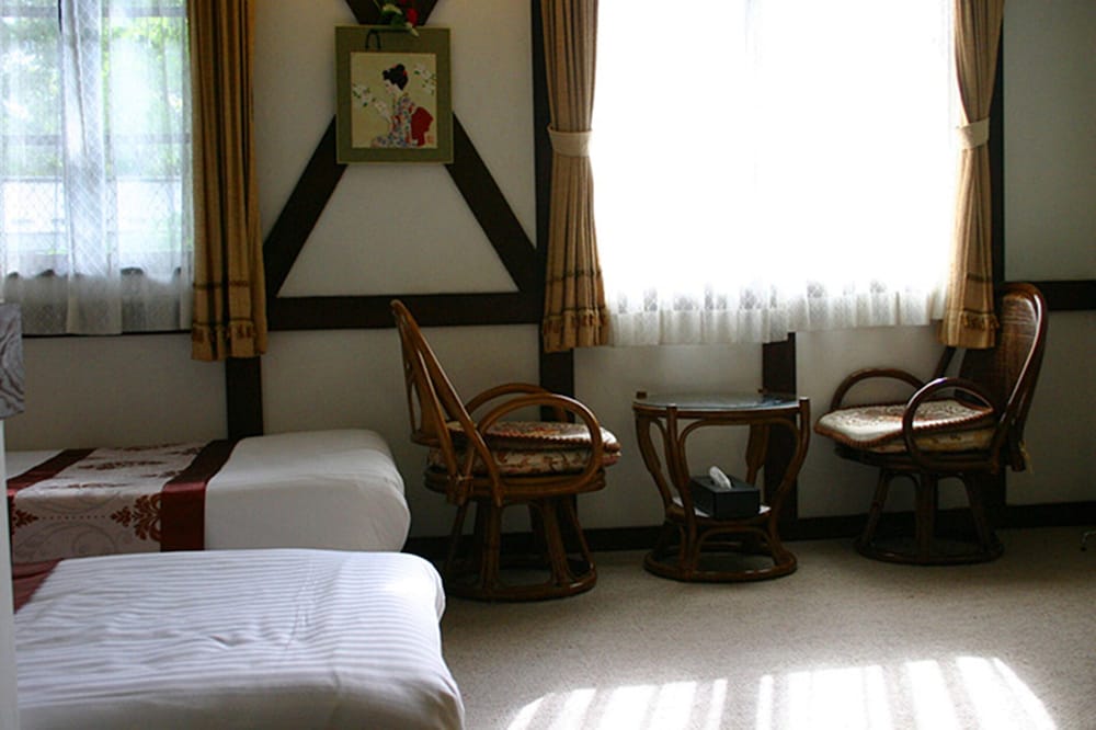 デラックス トリプルルーム シングルベッド 3 台 禁煙 マウンテンビュー 客室2 | ペンション マリエ