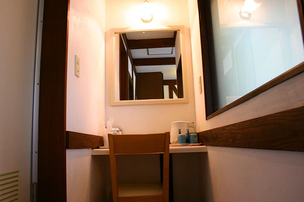 デラックス トリプルルーム シングルベッド 3 台 禁煙 マウンテンビュー 客室3 | ペンション マリエ