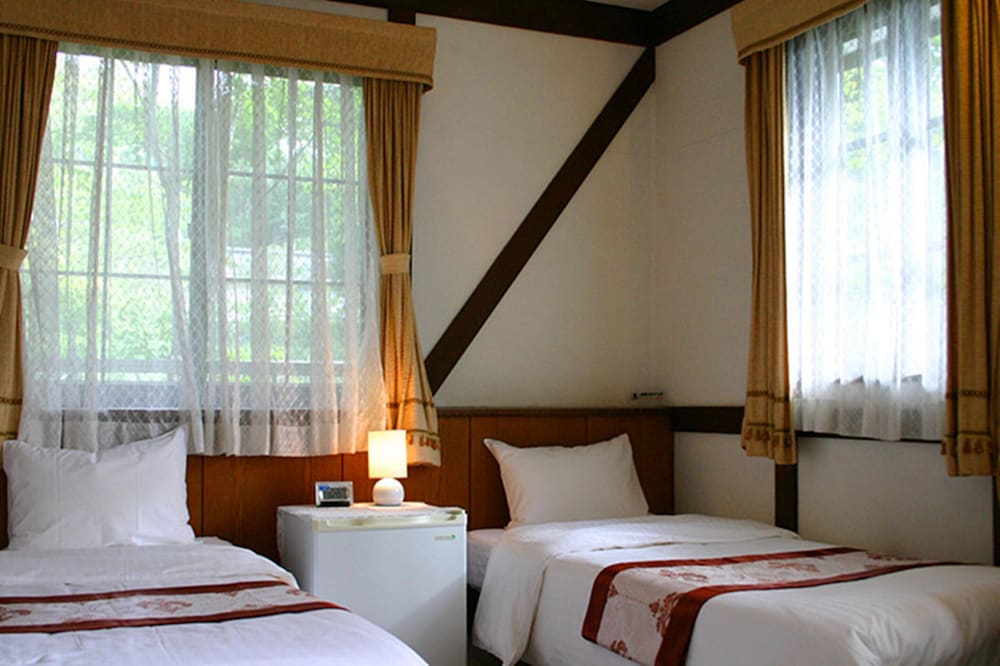デラックス トリプルルーム シングルベッド 3 台 禁煙 マウンテンビュー | ペンション マリエ