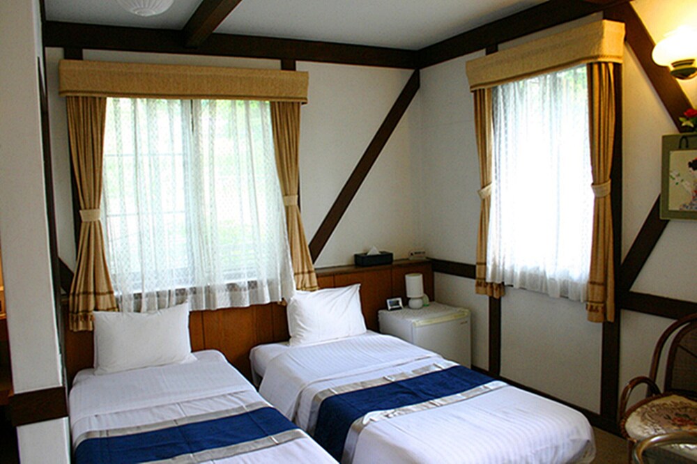 デラックス トリプルルーム シングルベッド 3 台 禁煙 マウンテンビュー 客室4 | ペンション マリエ