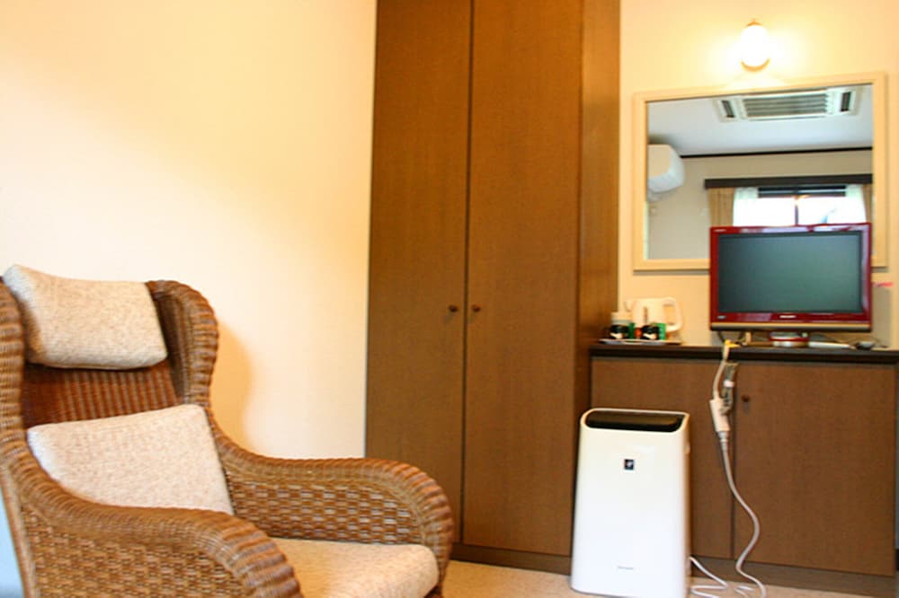 クラシック ダブルまたはツインルーム シングルベッド 2 台 禁煙 コートヤードビュー 客室1 | ペンション マリエ