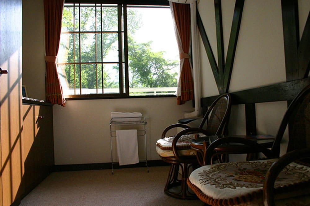 デラックス トリプルルーム シングルベッド 3 台 禁煙 マウンテンビュー 客室1 | ペンション マリエ