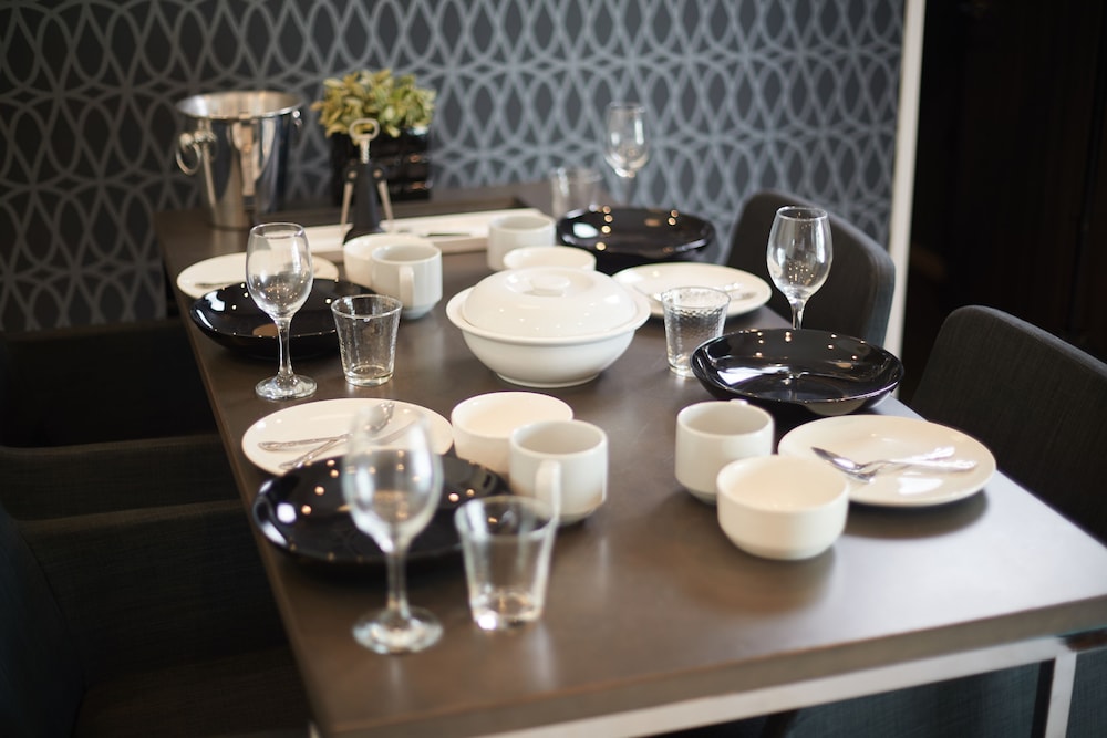 ヴィラ 客室内のダイニングエリア1 | 瀬底ヴィラ