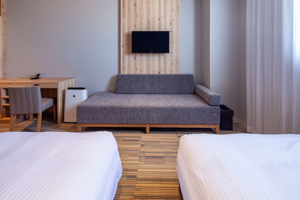 スーペリアツインルーム (セミダブルベッド2台＆エキストラベッド1台) 禁煙 客室1 | ワイズキャビン & ホテル那覇国際通り