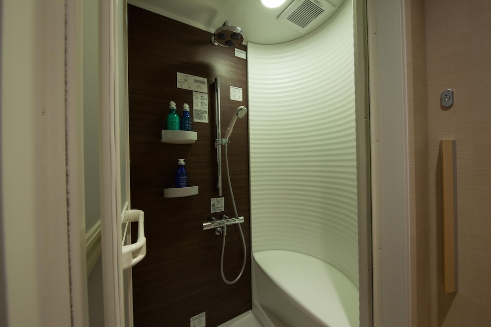 スーペリアツインルーム (セミダブルベッド2台＆エキストラベッド1台) 禁煙 バスルーム0 | ワイズキャビン & ホテル那覇国際通り