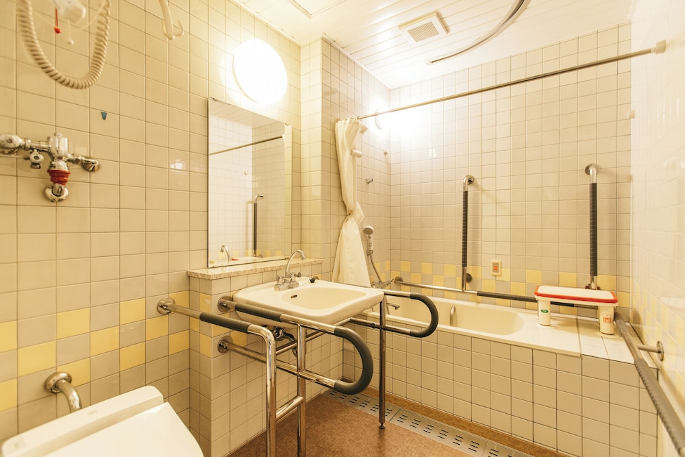 バリアフリールーム（バス付）禁煙 バスルーム0 | 亀の井ホテル せとうち光