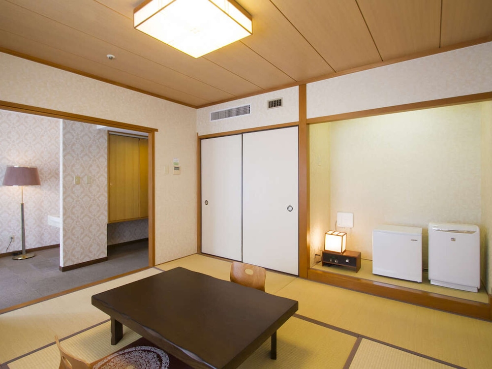 和室 8畳 共用バスルーム ガーデンビュー (Umi) 客室1 | スパ & リゾート ホテルソラージュ 大分・日出