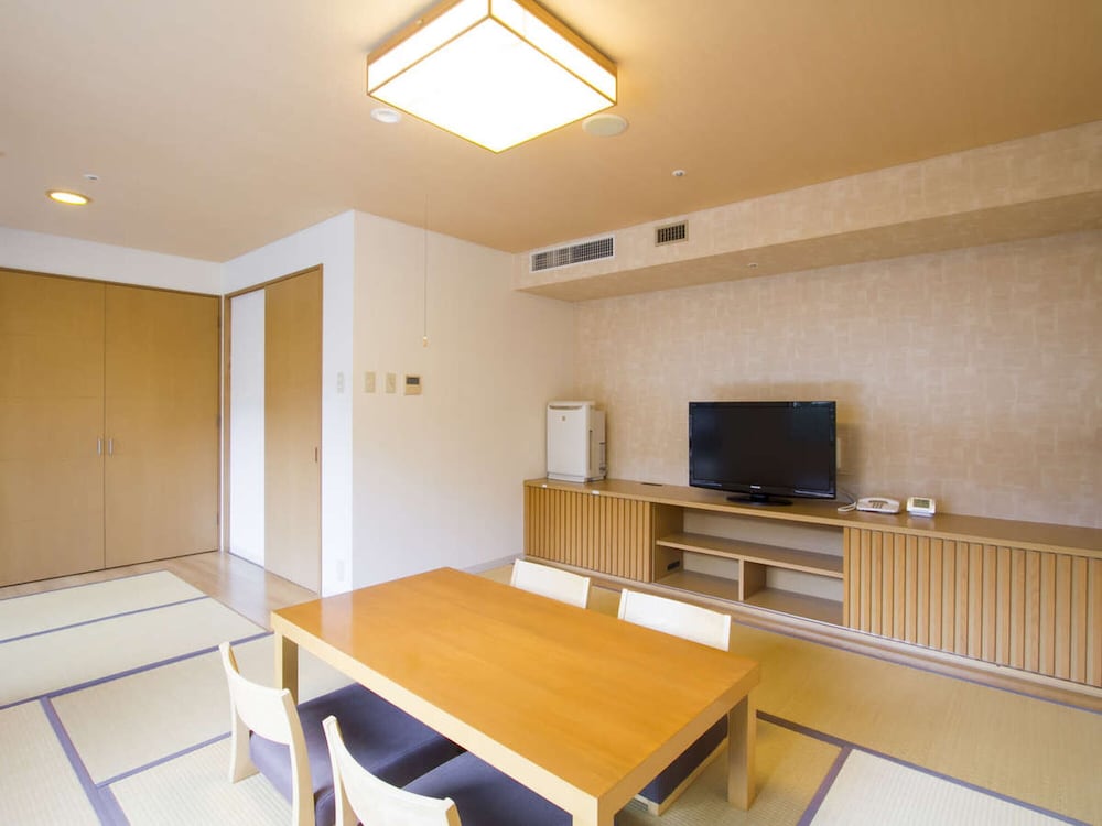 和室 8畳 共用バスルーム ガーデンビュー (Umi) 客室3 | スパ & リゾート ホテルソラージュ 大分・日出