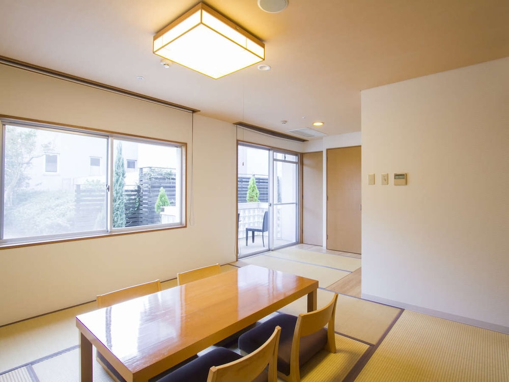 和室 8畳 共用バスルーム ガーデンビュー (Umi) 客室2 | スパ & リゾート ホテルソラージュ 大分・日出