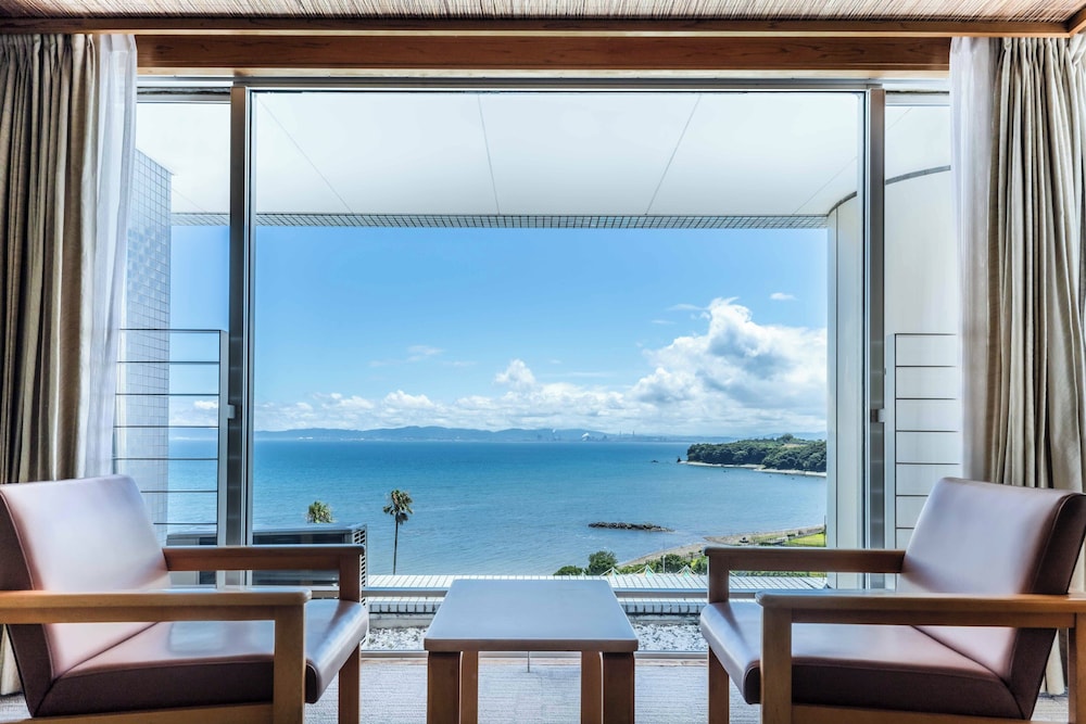 和室 10畳 共用バスルーム シービュー 客室3 | スパ & リゾート ホテルソラージュ 大分・日出