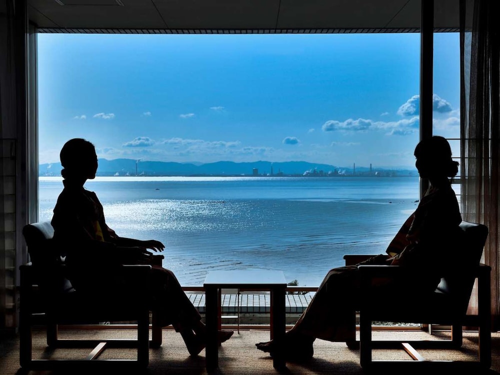 和室 10畳 共用バスルーム シービュー 客室1 | スパ & リゾート ホテルソラージュ 大分・日出