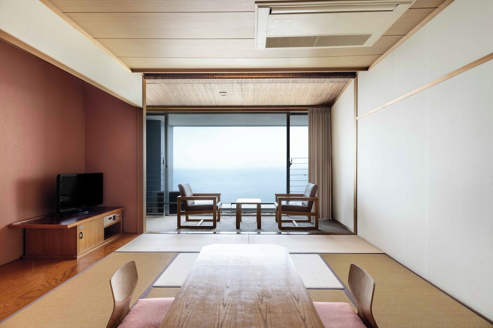 和室 12畳 共用バスルーム シービュー 客室2 | スパ & リゾート ホテルソラージュ 大分・日出