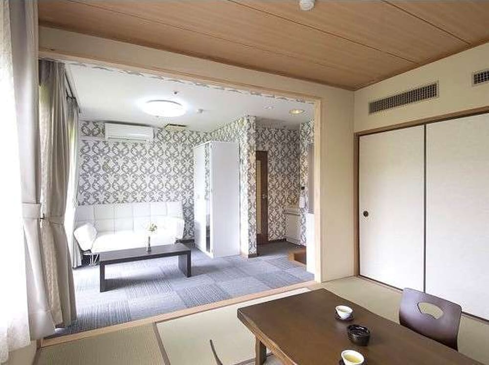 和室 8畳 共用バスルーム ガーデンビュー (Sora) 客室1 | スパ & リゾート ホテルソラージュ 大分・日出