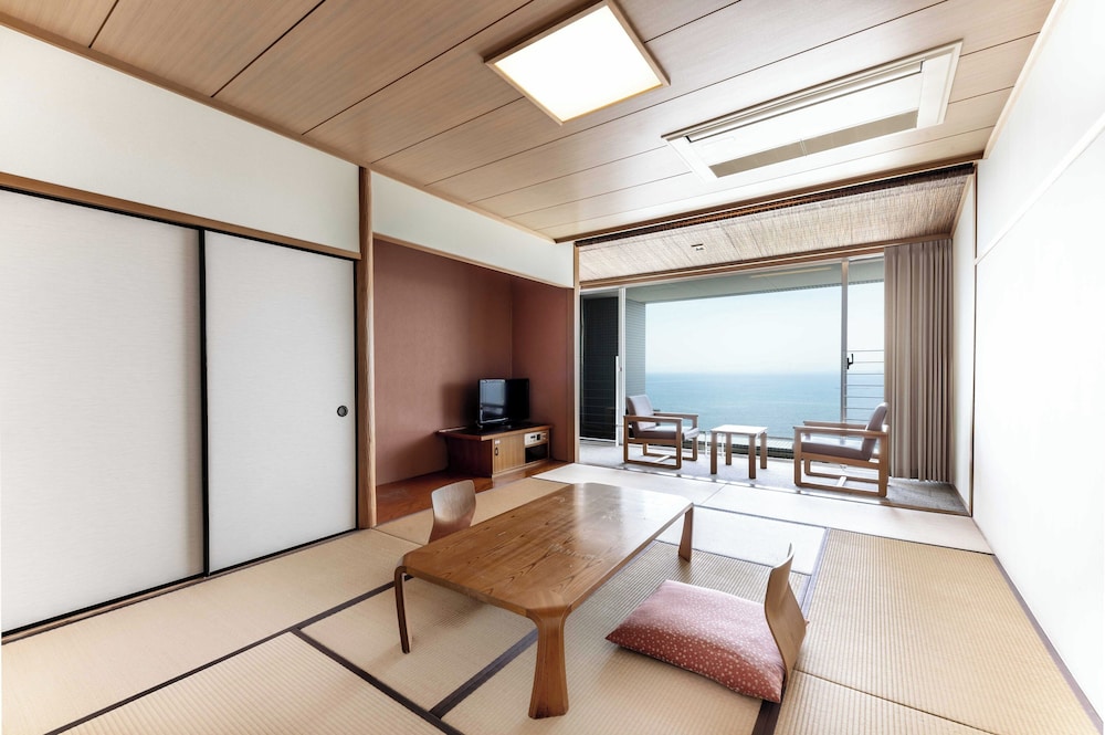 和室 12畳 共用バスルーム シービュー | スパ & リゾート ホテルソラージュ 大分・日出