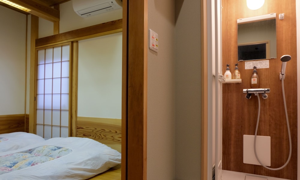 ダブルルーム 禁煙 専用バスルーム 客室2 | 成田参道ゲストハウス