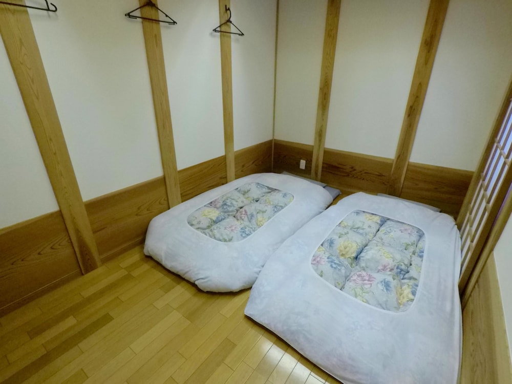 ダブルルーム 禁煙 専用バスルーム 客室1 | 成田参道ゲストハウス