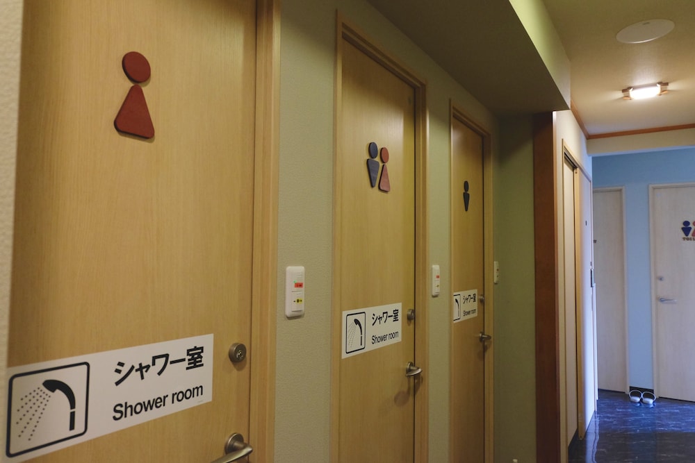 プライベート ツインルーム 共用バスルーム バスルームのシャワー0 | 成田参道ゲストハウス