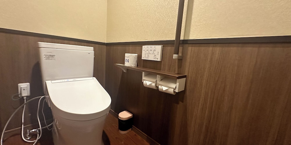 スタンダード 4 人部屋 共用バスルーム シービュー バスルーム1 | 夕景の宿 海のゆりかご 萩小町