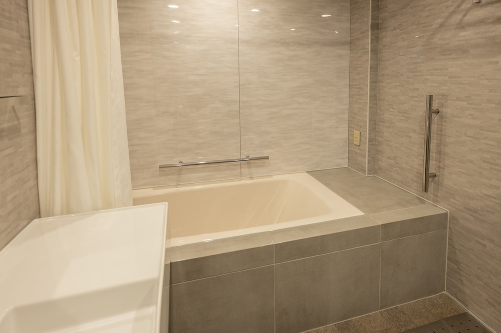 アクセシブルルーム（バス付）禁煙 バスルーム1 | 亀の井ホテル 彦根