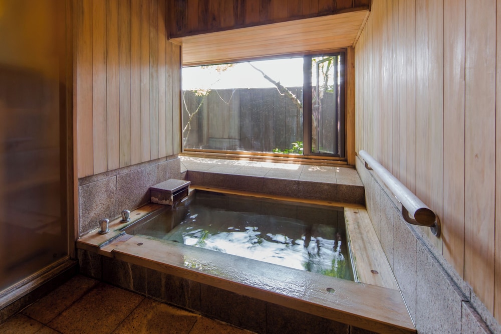 [離れ] 秋水/梅杏～源泉かけ流し風呂 - 本間10畳 + 次の間8畳 バスルーム0 | 淘心庵 米屋