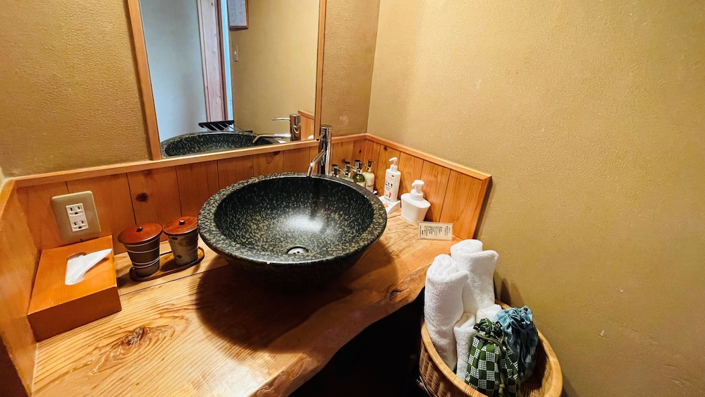 [別邸] 恵季 ~ 源泉かけ流し風呂 - ダブルベッド 客室2 | 淘心庵 米屋