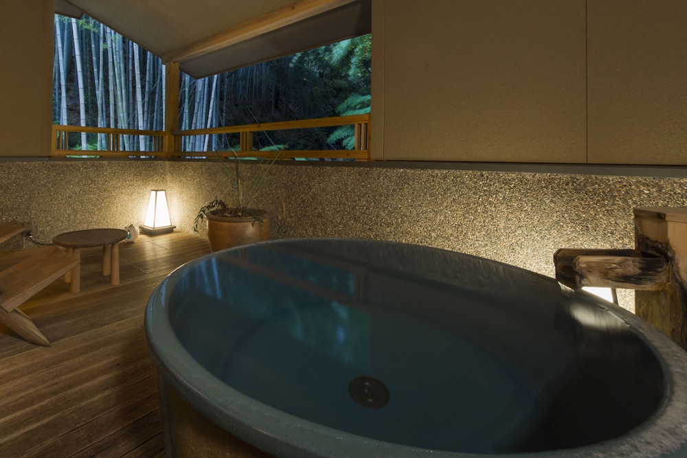 [別邸] 青天 ~ 滝見半露天プレミアム客室 - 和モダン バスルーム0 | 淘心庵 米屋