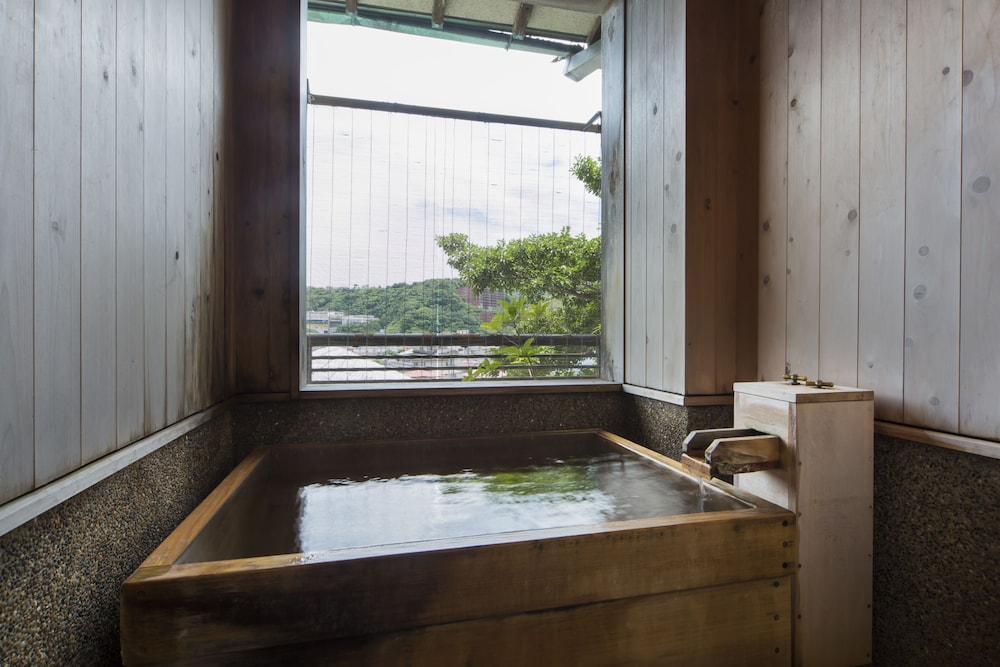 [本館] 庵 ~ 源泉かけ流し半露天檜風呂 - 和洋室 バスルーム0 | 淘心庵 米屋