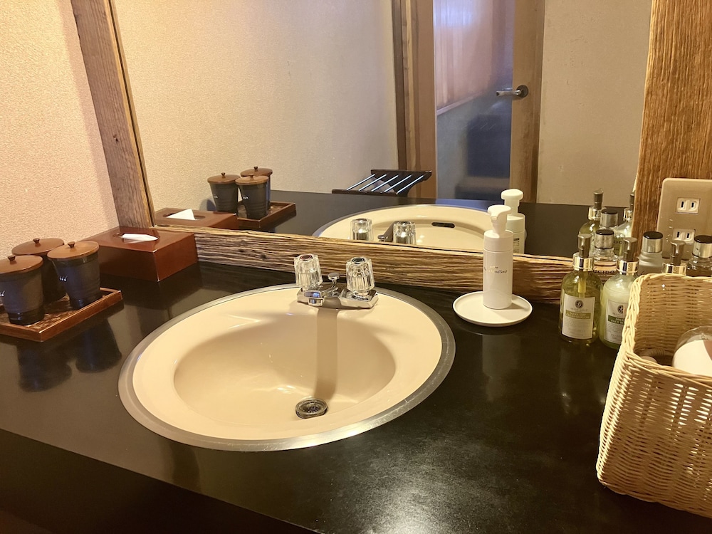 [本館] ぼたん ~ 源泉かけ流し半露天檜風呂 - 和洋室 客室3 | 淘心庵 米屋
