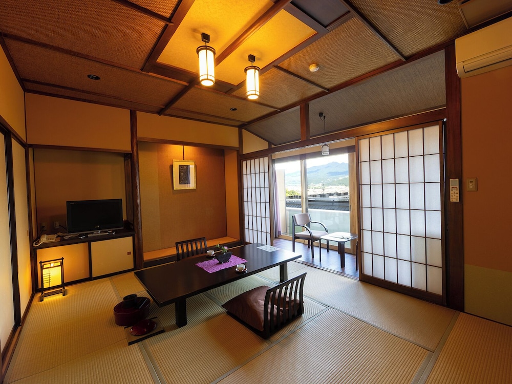 和室10畳 専用バスルーム & トイレ付 | 彩花亭時代屋