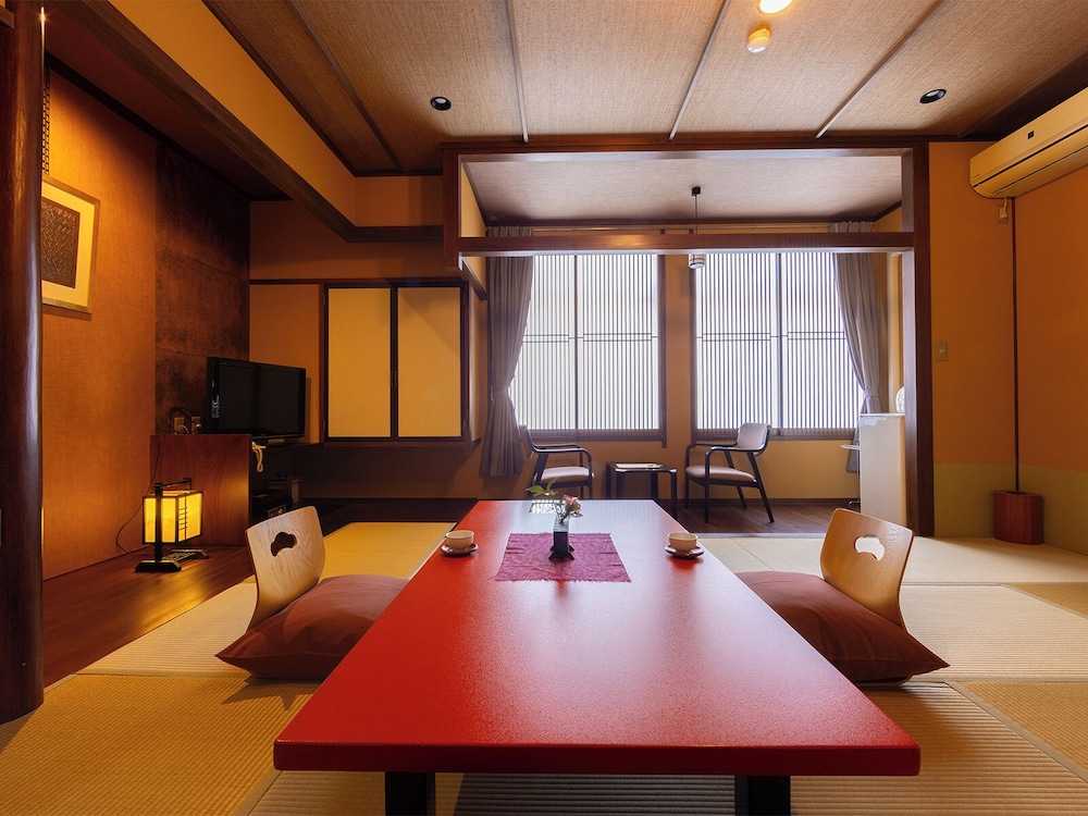 和室12.5畳 専用バスルーム & トイレ付 客室2 | 彩花亭時代屋