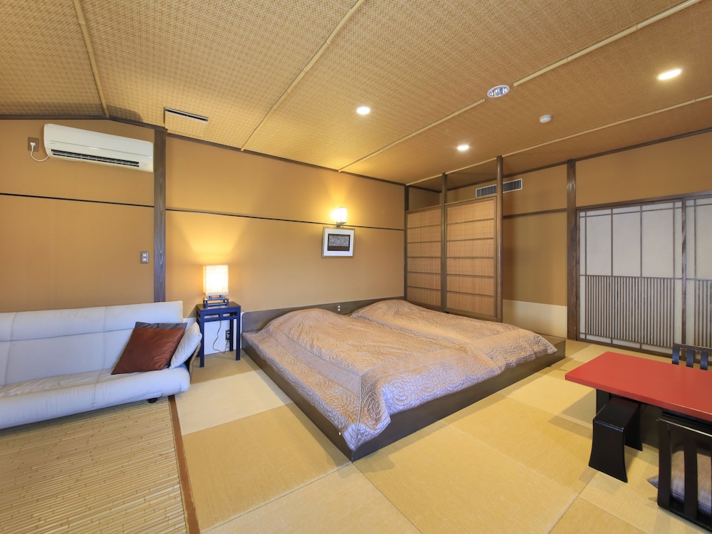 和室 ローベッド & 専用バスルーム付 客室2 | 彩花亭時代屋