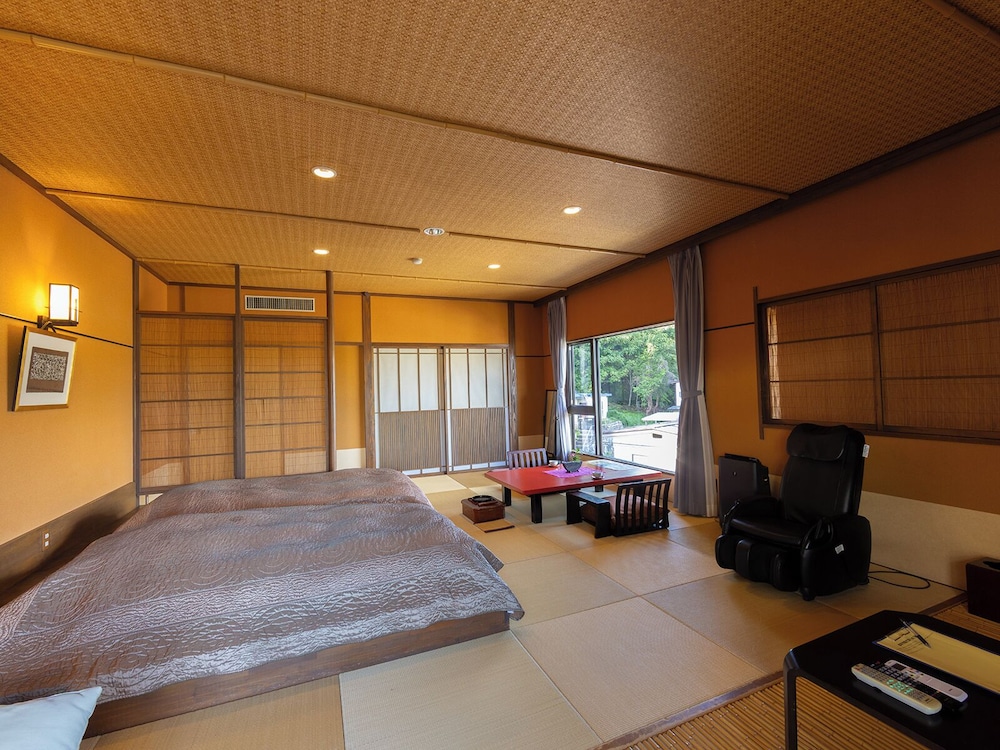 和室 ローベッド & 専用バスルーム付 客室2 | 彩花亭時代屋