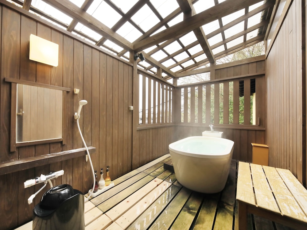 和室 露天風呂&トイレ付 バスルーム1 | 彩花亭時代屋