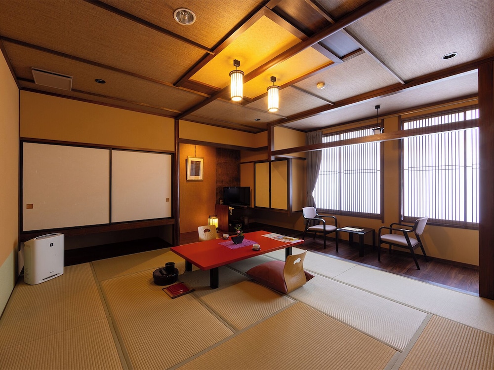 和室12.5畳 専用バスルーム & トイレ付 | 彩花亭時代屋