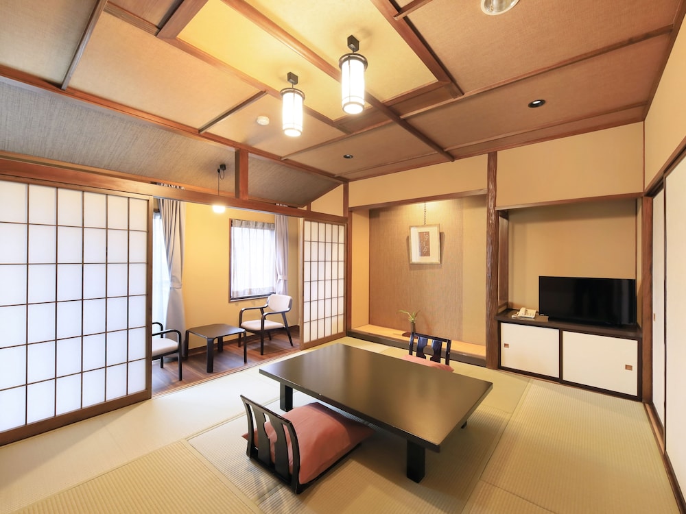 和室10畳 専用バスルーム & トイレ付 客室1 | 彩花亭時代屋