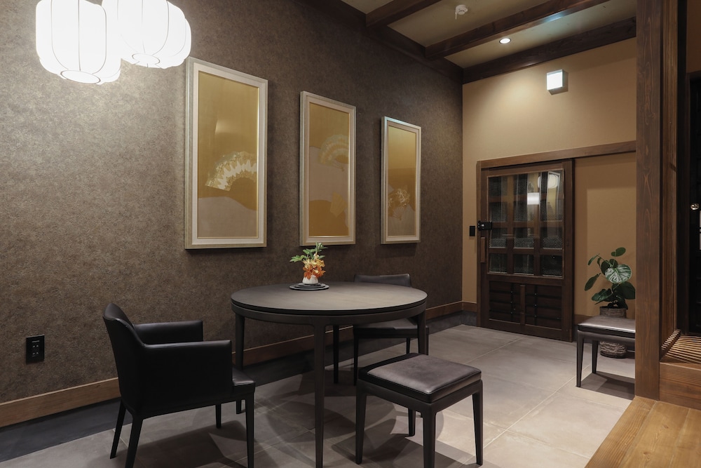 ハウス 禁煙 客室内のダイニングエリア0 | 八坂半