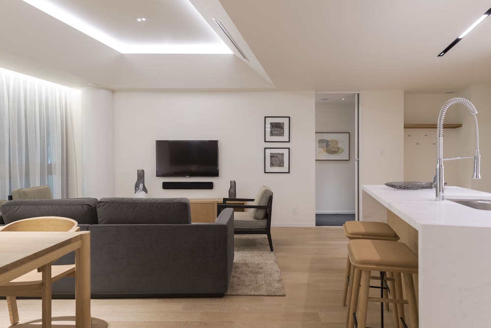 2 Bedroom Suite リビング エリア1 | スカイニセコ