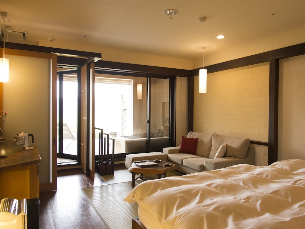 露天風呂付和室2ベッド (10畳) +テラス 客室2 | 強羅花扇