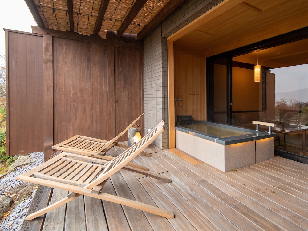 露天風呂付和室2ベッド (10畳) +テラス 客室3 | 強羅花扇