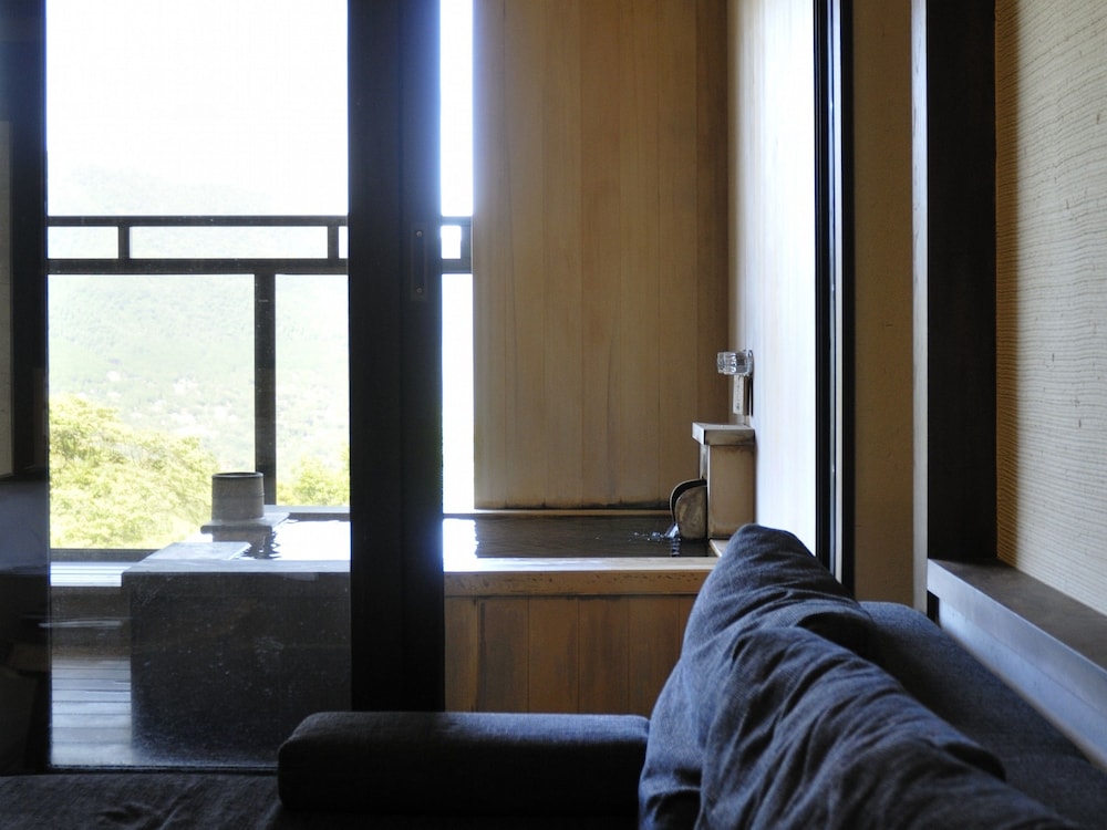 露天風呂付和室 2ベッド(10畳)（大人専用客室） 客室2 | 強羅花扇