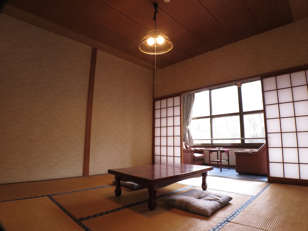 和室 10畳 共同トイレ 本館 | 寒の地獄旅館