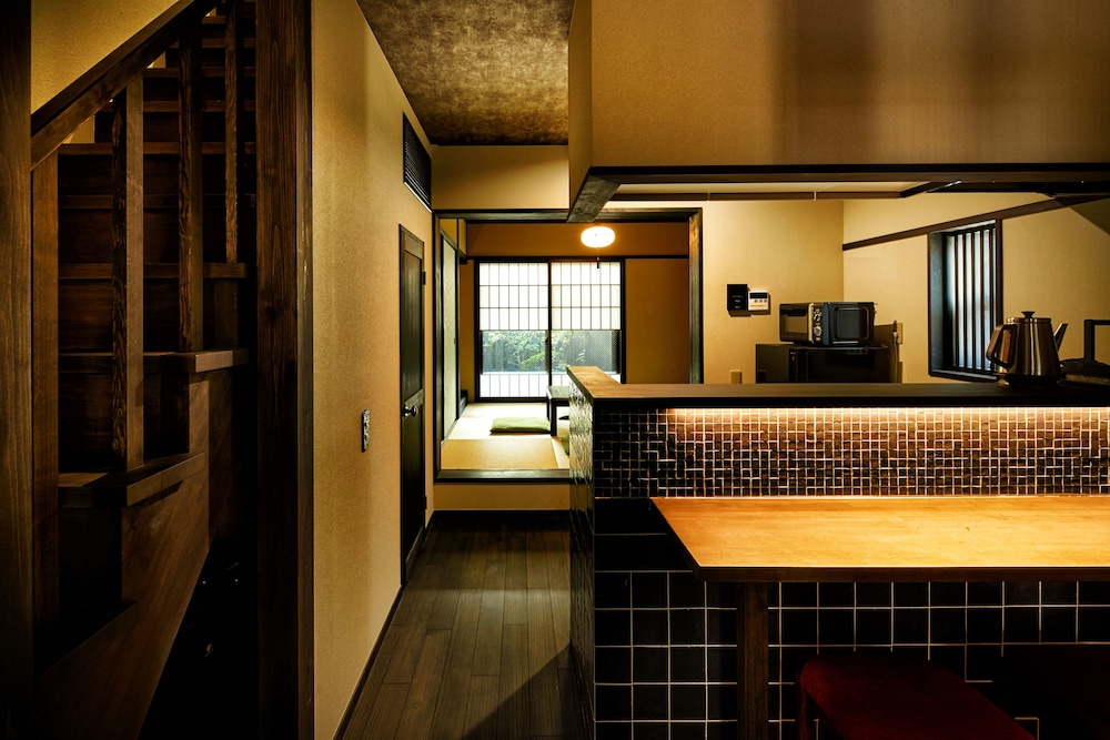 EAST デラックススイート 客室内のダイニングエリア1 | 映月