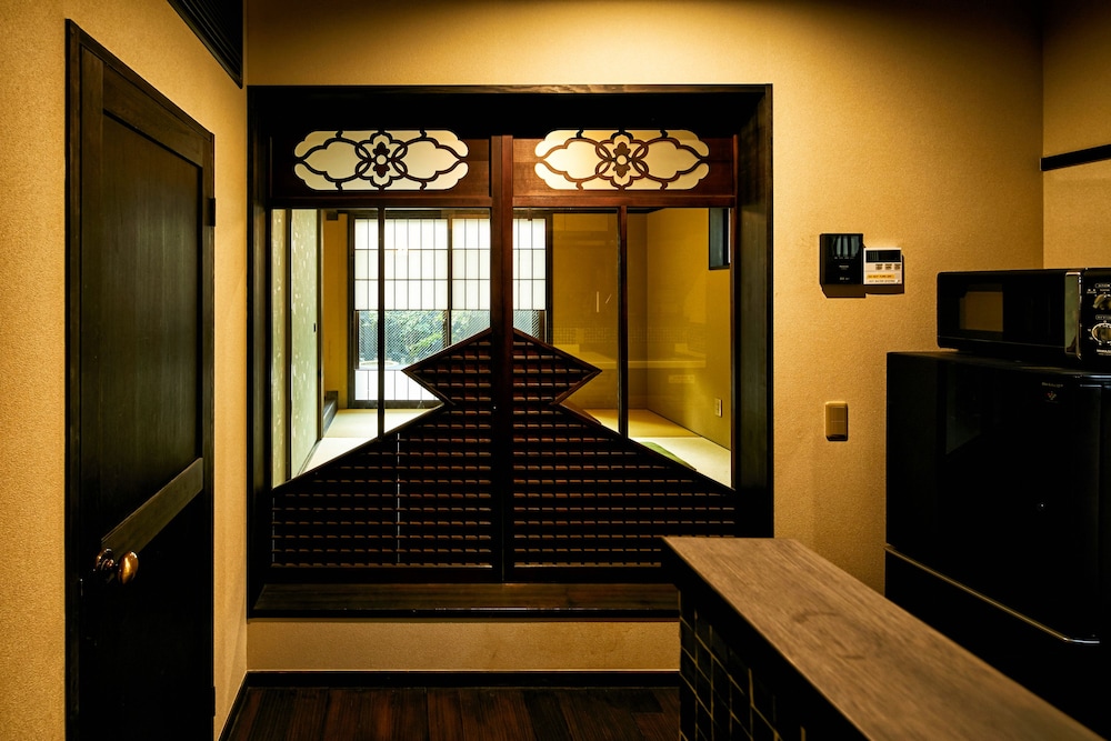 EAST デラックススイート 客室内のダイニングエリア0 | 映月