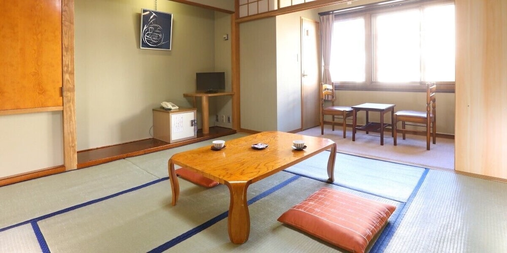 トラディショナル 4 人部屋 共用バスルーム | 志賀高原 ホテル一望閣