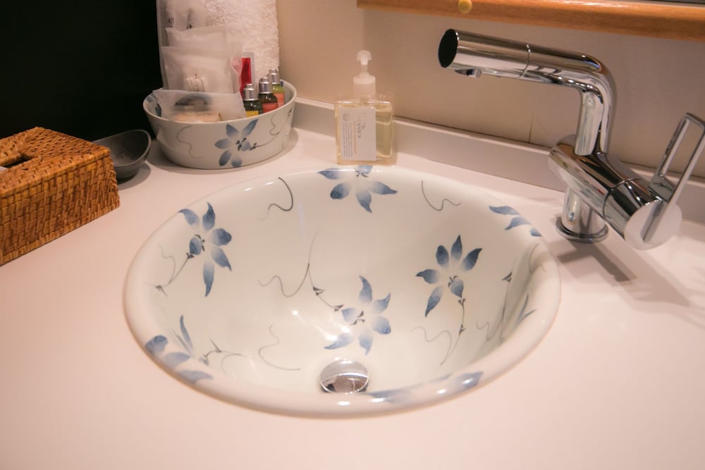 花庵(はなあん) 温泉引き湯付き 禁煙 37 ㎡【3F】 バスルームのシンク0 | CHAHARU離れ 道後夢蔵