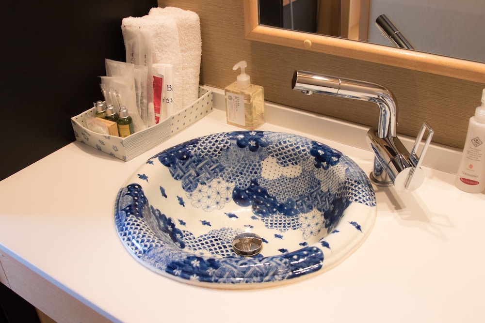 風庵(かぜあん) 温泉引き湯付き 禁煙 37 ㎡【4F】 バスルームのシンク0 | CHAHARU離れ 道後夢蔵